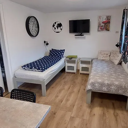 Pensión Small House *