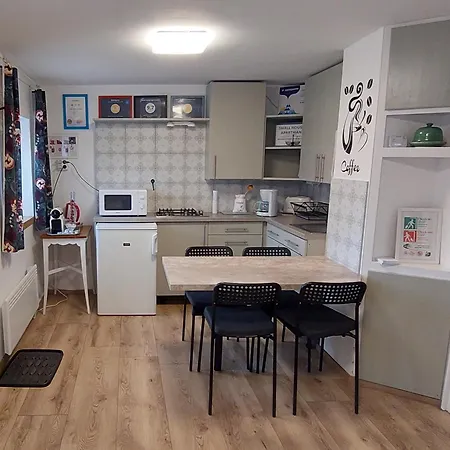 Pensión Small House *